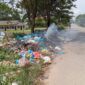 Tumpukan sampah di pintu masuk SMAN 5 Sagulung, Jumat (1/11). Foto:Ramadan/matapedia
