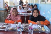 Peringati HUT Sat Brimob Polda Kepri-79 dengan bakti sosial makam bersama siswa siswi SDN 18 Galang, Jumat (1/11/2024). Matapedia6.com/ Dok Humas Polda