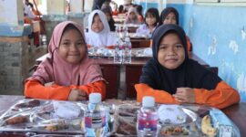 Peringati HUT Sat Brimob Polda Kepri-79 dengan bakti sosial makam bersama siswa siswi SDN 18 Galang, Jumat (1/11/2024). Matapedia6.com/ Dok Humas Polda