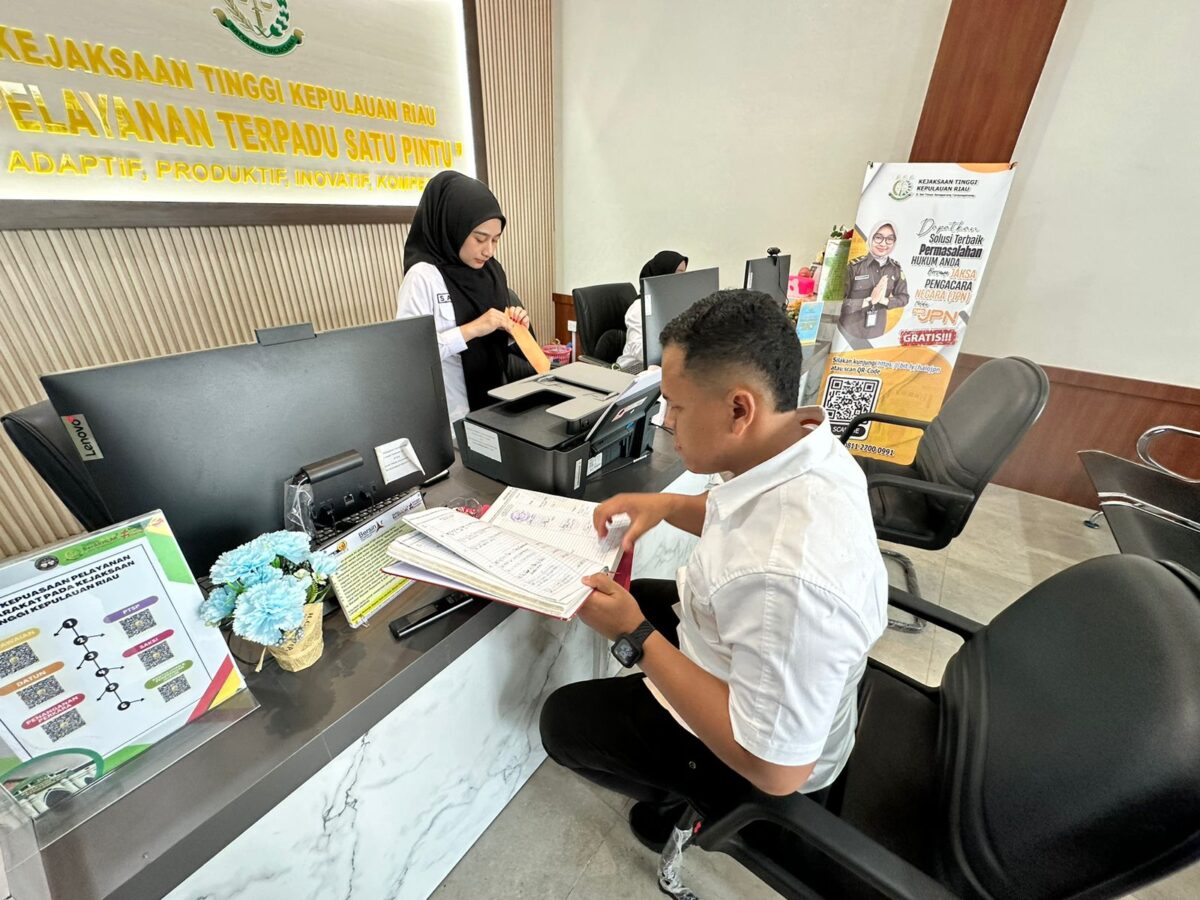 Penyidik Ditreskrimsus Polda Kepri serahkan berkas dua tersangka dugaan korupsi proyek pembangunan Pelabuhan Tanjung Mocoh di Tanjungpinang, Jumat (1/11/2024). Matapedia6.com/ Dok Ditreskrimsus