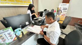 Penyidik Ditreskrimsus Polda Kepri serahkan berkas dua tersangka dugaan korupsi proyek pembangunan Pelabuhan Tanjung Mocoh di Tanjungpinang, Jumat (1/11/2024). Matapedia6.com/ Dok Ditreskrimsus