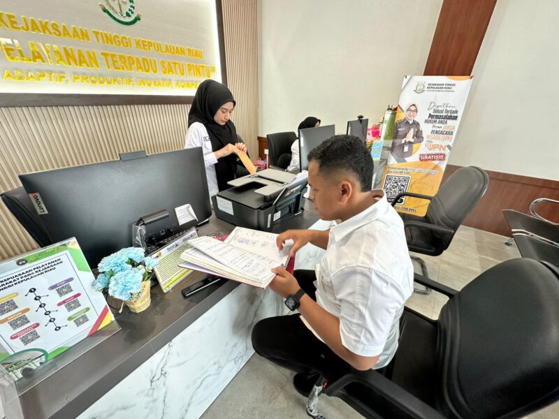 Penyidik Ditreskrimsus Polda Kepri serahkan berkas dua tersangka dugaan korupsi proyek pembangunan Pelabuhan Tanjung Mocoh di Tanjungpinang, Jumat (1/11/2024). Matapedia6.com/ Dok Ditreskrimsus