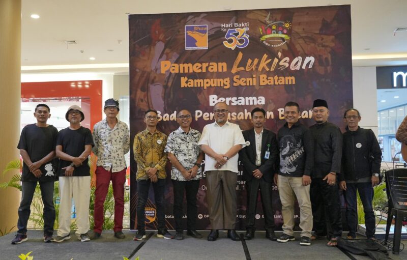 Plh Kepala BP Batam saat di acara pameran lukisan. Foto:Humas BP Batam