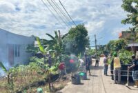 Warga bersama angkut sampah dari saluran drainase, Minggu (3/11). Foto:matapedia