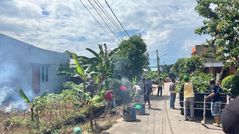 Warga bersama angkut sampah dari saluran drainase, Minggu (3/11). Foto:matapedia