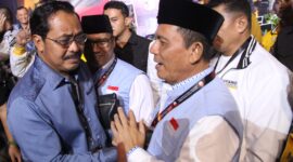 Mantan Gubernur Kepri Nurdin Basirun sempat teteskan air mata peluk Ansar Ahmad usai debat Pilgub di Hotel Radisson Batam, Sabtu (2/11/2024). Matapedia6.com/ Dok Agus