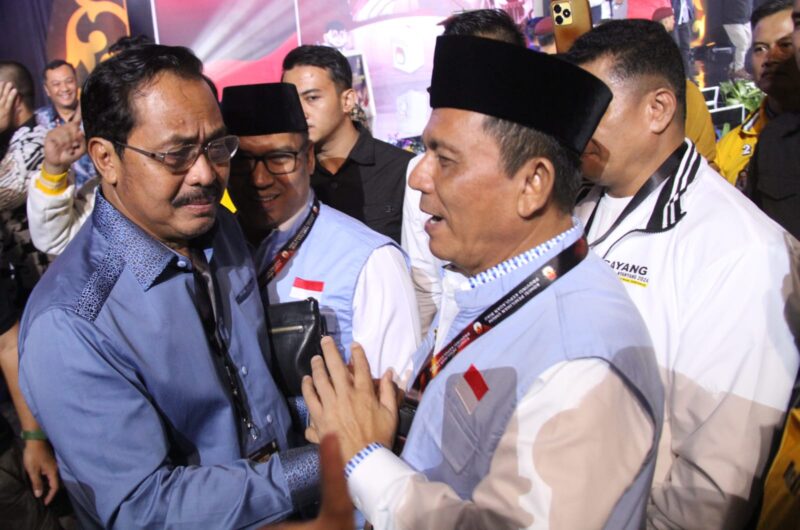 Mantan Gubernur Kepri Nurdin Basirun sempat teteskan air mata peluk Ansar Ahmad usai debat Pilgub di Hotel Radisson Batam, Sabtu (2/11/2024). Matapedia6.com/ Dok Agus