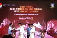 Calon gubernur Kepri nomor urut satu Ansar Ahmad bersalaman dengan calon gubernur nomor urut dua Muhammad Rudi usai debat di Hotel Radisson , Sabtu (2/11/2024). Matapedia6.com/ Luci