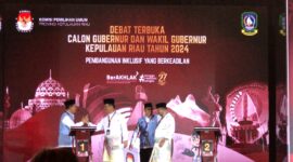 Calon gubernur Kepri nomor urut satu Ansar Ahmad bersalaman dengan calon gubernur nomor urut dua Muhammad Rudi usai debat di Hotel Radisson , Sabtu (2/11/2024). Matapedia6.com/ Luci