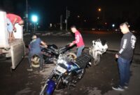 Anggota Polresta Barelang saat memasukkan kendaraan kedalam mobil yang terjaring razia pada Minggu (3/11/2024). Matapedia6.com/Dok Polresta