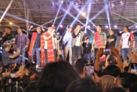 Calon gubernur Kepri Ansar Ahmad bersama calon wakil Gubernur Kepri Nyanyang Haris duet bersama Judika nyanyikan lagu Mardua Holong dan anakku naburju, Sabtu (2/11/2024) Matapedia6.com/ Dok Agus