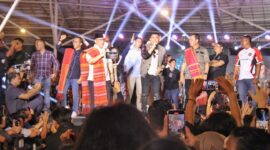 Calon gubernur Kepri Ansar Ahmad bersama calon wakil Gubernur Kepri Nyanyang Haris duet bersama Judika nyanyikan lagu Mardua Holong dan anakku naburju, Sabtu (2/11/2024) Matapedia6.com/ Dok Agus