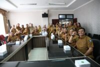 Plt Gubernur Kepri tengah bersama ASN. Foto:istimewa