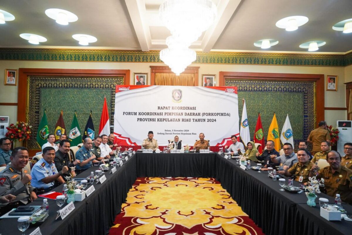 Plt Gubernur Kepri Marlin Agustina tengah. Foto:Ist