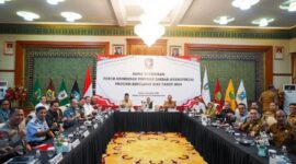 Plt Gubernur Kepri Marlin Agustina tengah. Foto:Ist