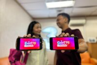 Petugas menunjukkan kartu Tri. Foto:Istimewa