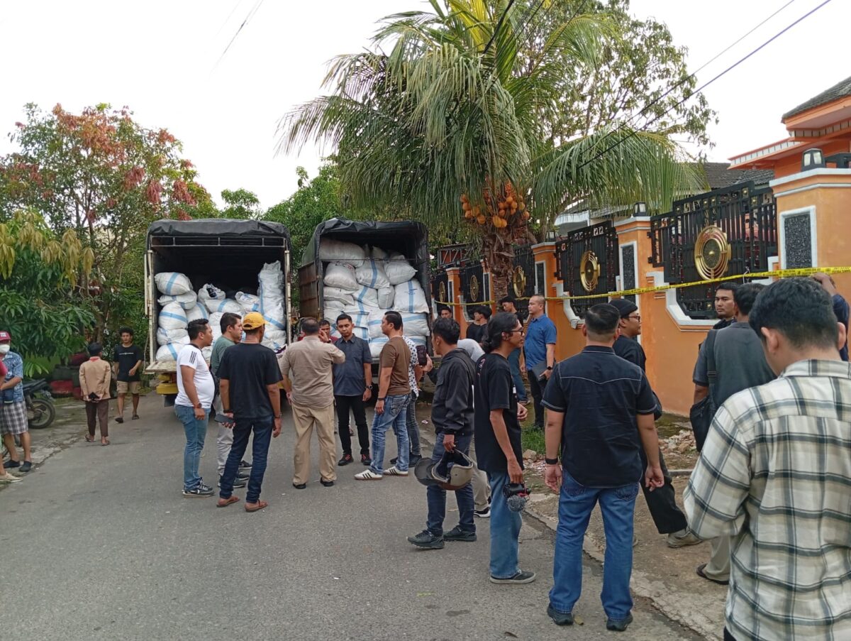 Polisi menyergap rumah diduga pemasok barang bekas asal luar negeri di Batam, Rabu (6/11). Foto:Luci/matapedia