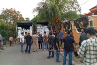 Polisi menyergap rumah diduga pemasok barang bekas asal luar negeri di Batam, Rabu (6/11). Foto:Luci/matapedia