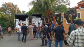 Polisi menyergap rumah diduga pemasok barang bekas asal luar negeri di Batam, Rabu (6/11). Foto:Luci/matapedia