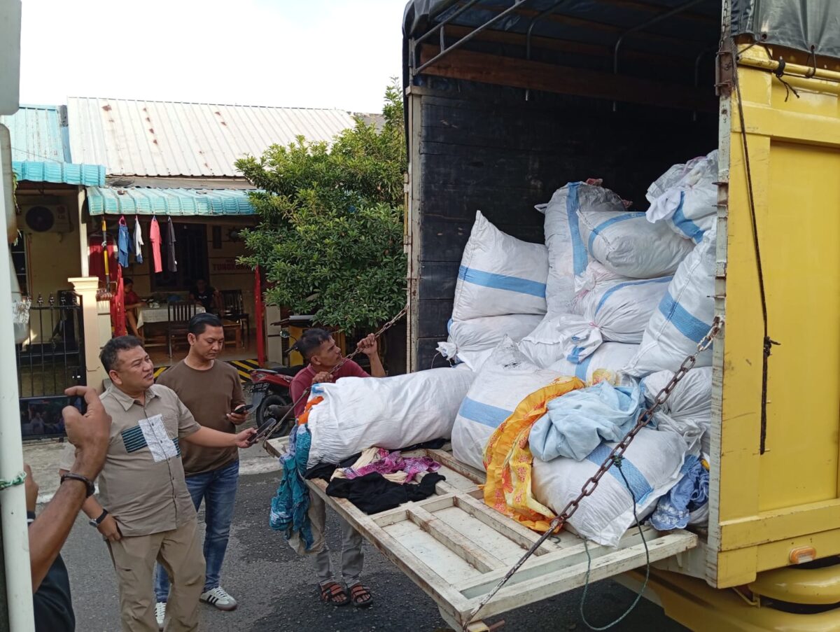 Ditreskrimsus Polda Riau menyita barang bekas di mobil, Rabu (6/11). Foto:Luci/matapedia