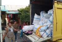 Ditreskrimsus Polda Riau menyita barang bekas di mobil, Rabu (6/11). Foto:Luci/matapedia