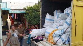 Ditreskrimsus Polda Riau menyita barang bekas di mobil, Rabu (6/11). Foto:Luci/matapedia