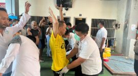 Petugas menggeledah warga binaan, Rabu (6/11). Foto:Dok/Rutan Batam