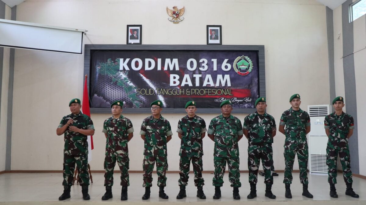 Dandim 0316, Kolonel Inf Rooy Chandra Sihombing pimpin upacara Korps Raport Masuk Satuan yang berlangsung di aula Makodim 0316/Batam. Matapedia6.com/Dok Kodim