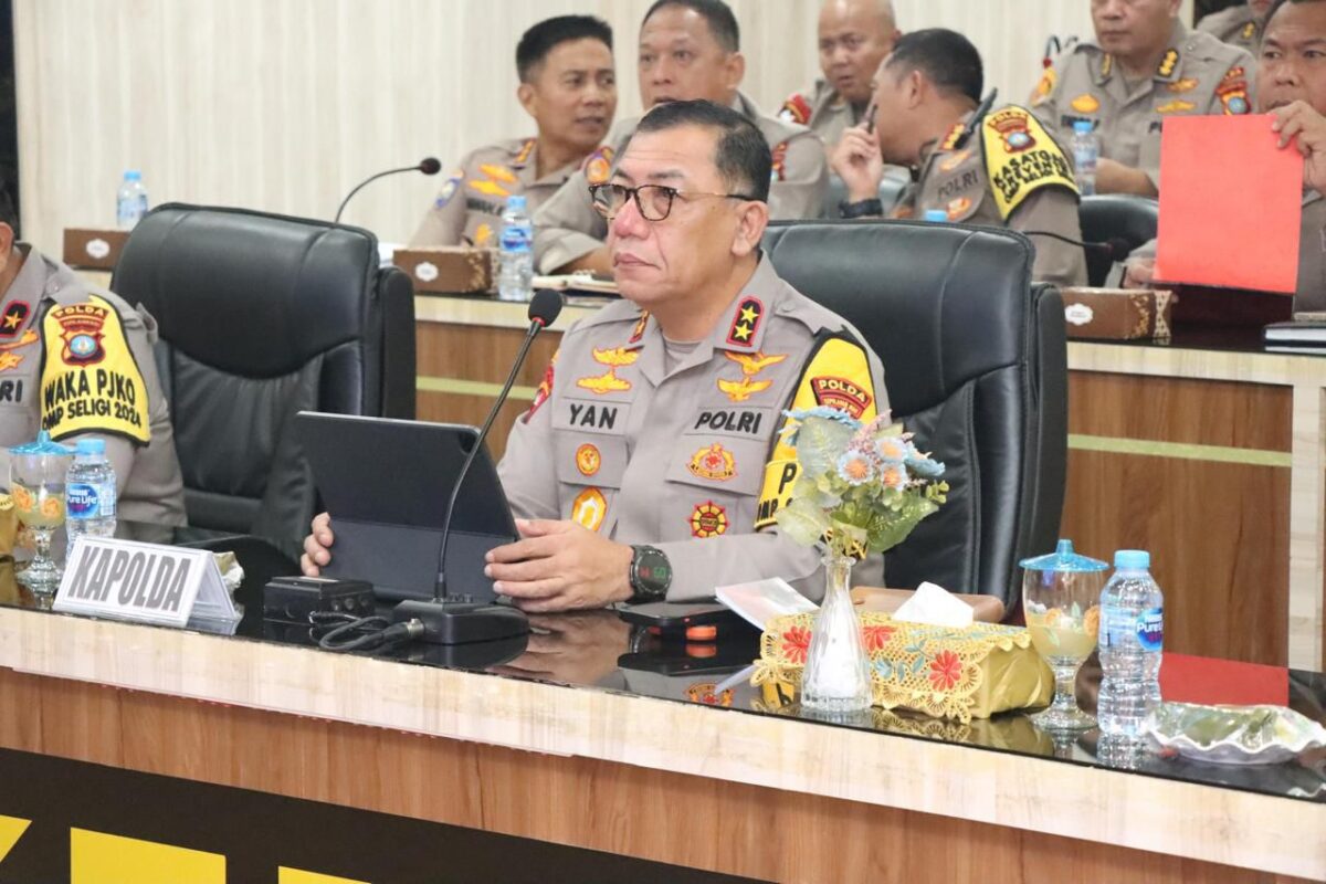 Kapolda Kepri, Irjen Pol Yan Fitri Halimansyah, bersama pejabat Utama Polda Kepri  mengikuti arahan Komjen Pol Verdianto Iskandar Bitticaca, AstamaOps Kapolri, melalui video conference pada Selasa (5/11/2024). Matapedia6.com/Dok Polda
