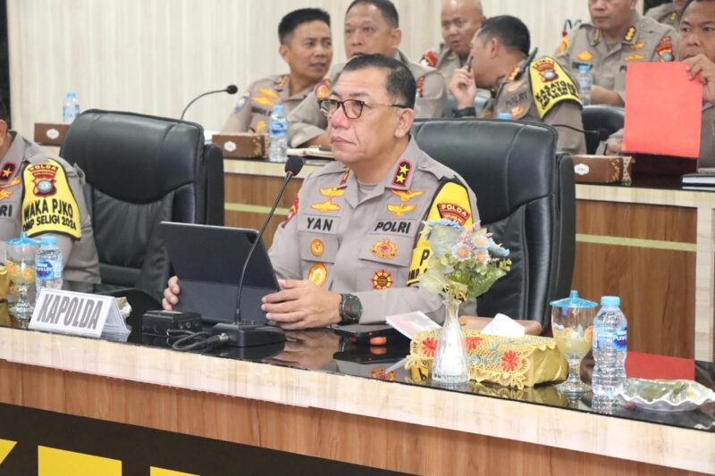Kapolda Kepri, Irjen Pol Yan Fitri Halimansyah, bersama pejabat Utama Polda Kepri  mengikuti arahan Komjen Pol Verdianto Iskandar Bitticaca, AstamaOps Kapolri, melalui video conference pada Selasa (5/11/2024). Matapedia6.com/Dok Polda