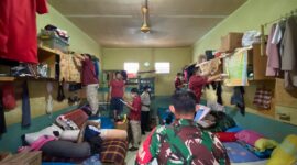 Petugas gabungan geledah kamar warga binaan Lapas Batam, Kamis (7/11). Foto:Dok/Lapas