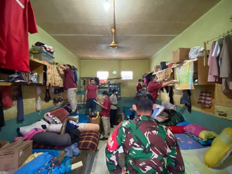 Petugas gabungan geledah kamar warga binaan Lapas Batam, Kamis (7/11). Foto:Dok/Lapas