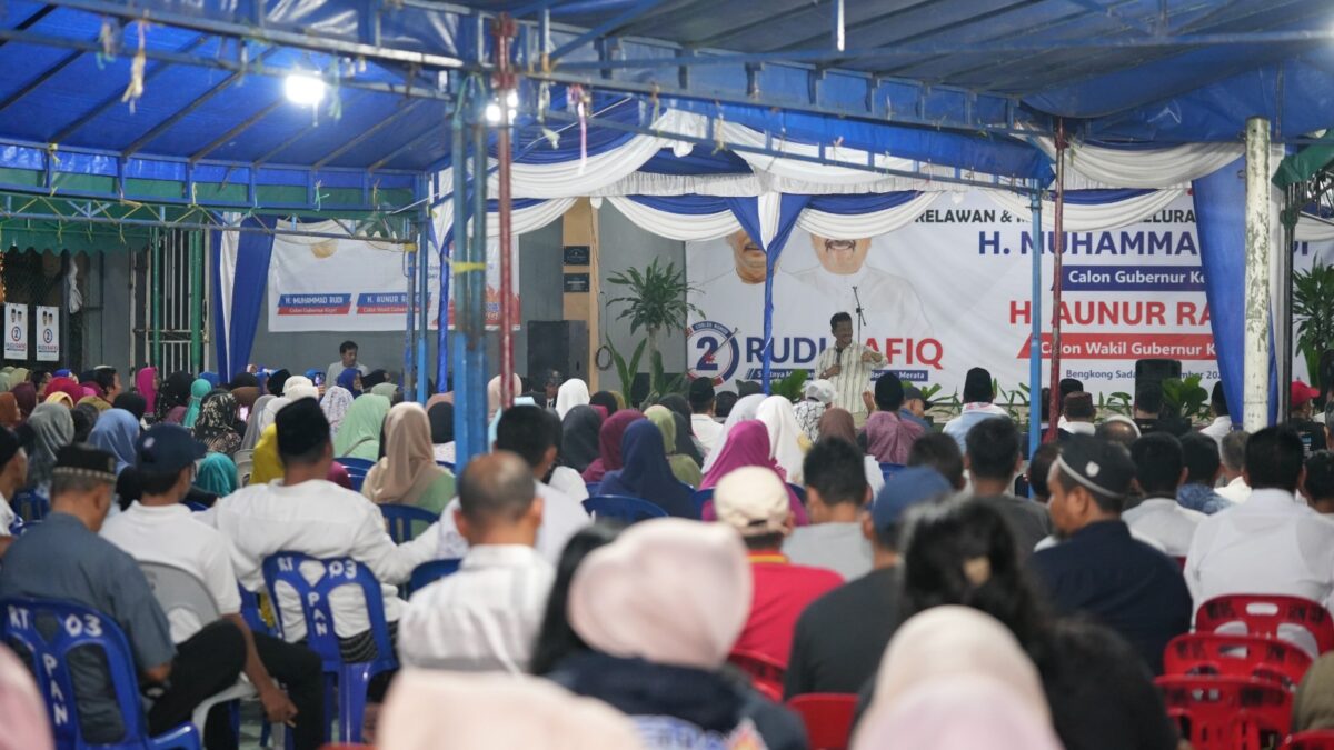 Calon gubernur Kepri Muhammad Rudi bersama masyarakat Tanjungpinang, Kamis (7/11). Foto:Ist
