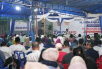 Calon gubernur Kepri Muhammad Rudi bersama masyarakat Tanjungpinang, Kamis (7/11). Foto:Ist