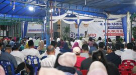 Calon gubernur Kepri Muhammad Rudi bersama masyarakat Tanjungpinang, Kamis (7/11). Foto:Ist