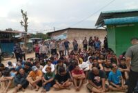 Tim gabungan dari TNI, Polri, Satpol PP, dan pemerintah setempat melakukan penggerebekan di Kampung Aceh, Simpang DAM, Muka Kuning, Batam, pada Kamis (7/11/2024). Matapedia6.com/ Luci