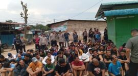 Tim gabungan dari TNI, Polri, Satpol PP, dan pemerintah setempat melakukan penggerebekan di Kampung Aceh, Simpang DAM, Muka Kuning, Batam, pada Kamis (7/11/2024). Matapedia6.com/ Luci