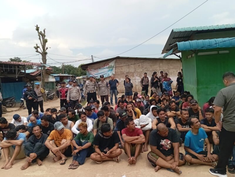 Tim gabungan dari TNI, Polri, Satpol PP, dan pemerintah setempat melakukan penggerebekan di Kampung Aceh, Simpang DAM, Muka Kuning, Batam, pada Kamis (7/11/2024). Matapedia6.com/ Luci