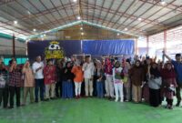 Rudi bersama masyarakat Tanjungpinang, Rabu (6/11). Foto:Ist