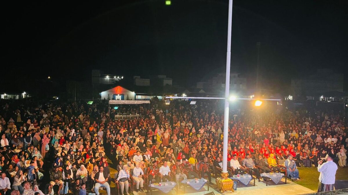Ribuan warga Padati lapangan Merdeka di Dabo Singkep, Kabupaten Lingga, hadiri kampanye calon Gubernur Kepri, Ansar Ahmad, Rabu (6/11/2024). Matapedia6.com/Dok Agus