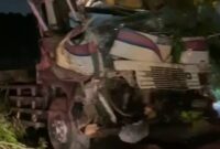 Truk trailer tabrak median jalan  di kawasan Bukit Daeng, tepatnya di Dam Muka kuning, Kamis (7/11/2024). Matapedia6.com/ Luci