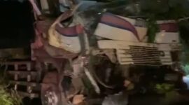 Truk trailer tabrak median jalan  di kawasan Bukit Daeng, tepatnya di Dam Muka kuning, Kamis (7/11/2024). Matapedia6.com/ Luci