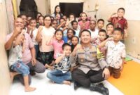 Kapolresta Barelang Kombes Pol Heribertus Ompusunggu foto bersama anak panti asuhan di kecamatan Batam Kota, Sabtu (9/11/2024). Matapedia6. com/ Dok Polres