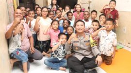 Kapolresta Barelang Kombes Pol Heribertus Ompusunggu foto bersama anak panti asuhan di kecamatan Batam Kota, Sabtu (9/11/2024). Matapedia6. com/ Dok Polres