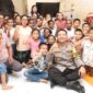 Kapolresta Barelang Kombes Pol Heribertus Ompusunggu foto bersama anak panti asuhan di kecamatan Batam Kota, Sabtu (9/11/2024). Matapedia6. com/ Dok Polres
