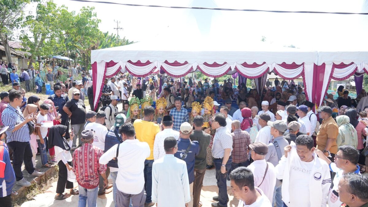 Masyarakat Karimun dengan Rudi. Foto;Ist