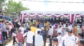 Masyarakat Karimun dengan Rudi. Foto;Ist