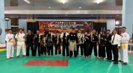 Personel Polda Kepri peraih medali di Kejuaraan Pencak Silat Tembuni Pendekar Open Championship 2024 kategori TNI/POLRI foto bersama usai pertandingan, Minggu (10/11/2024). Matapedia6.com/ Dok Humas Polda