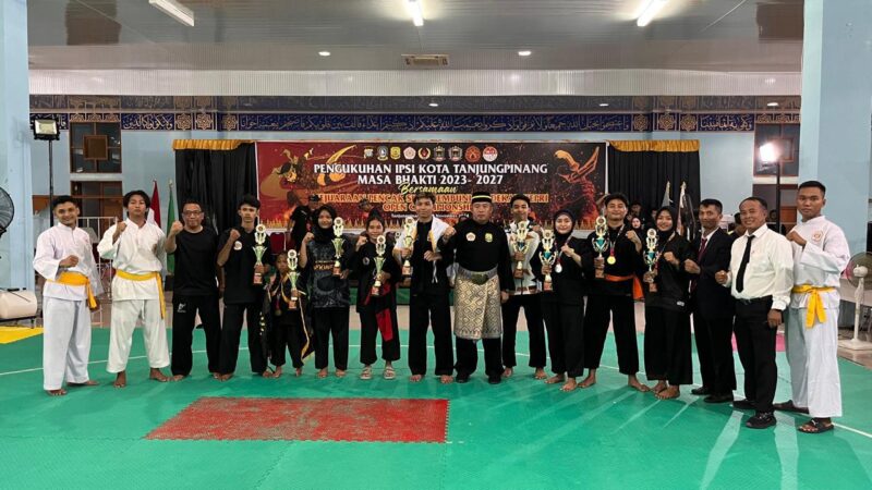 Personel Polda Kepri peraih medali di Kejuaraan Pencak Silat Tembuni Pendekar Open Championship 2024 kategori TNI/POLRI foto bersama usai pertandingan, Minggu (10/11/2024). Matapedia6.com/ Dok Humas Polda