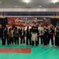 Personel Polda Kepri peraih medali di Kejuaraan Pencak Silat Tembuni Pendekar Open Championship 2024 kategori TNI/POLRI foto bersama usai pertandingan, Minggu (10/11/2024). Matapedia6.com/ Dok Humas Polda